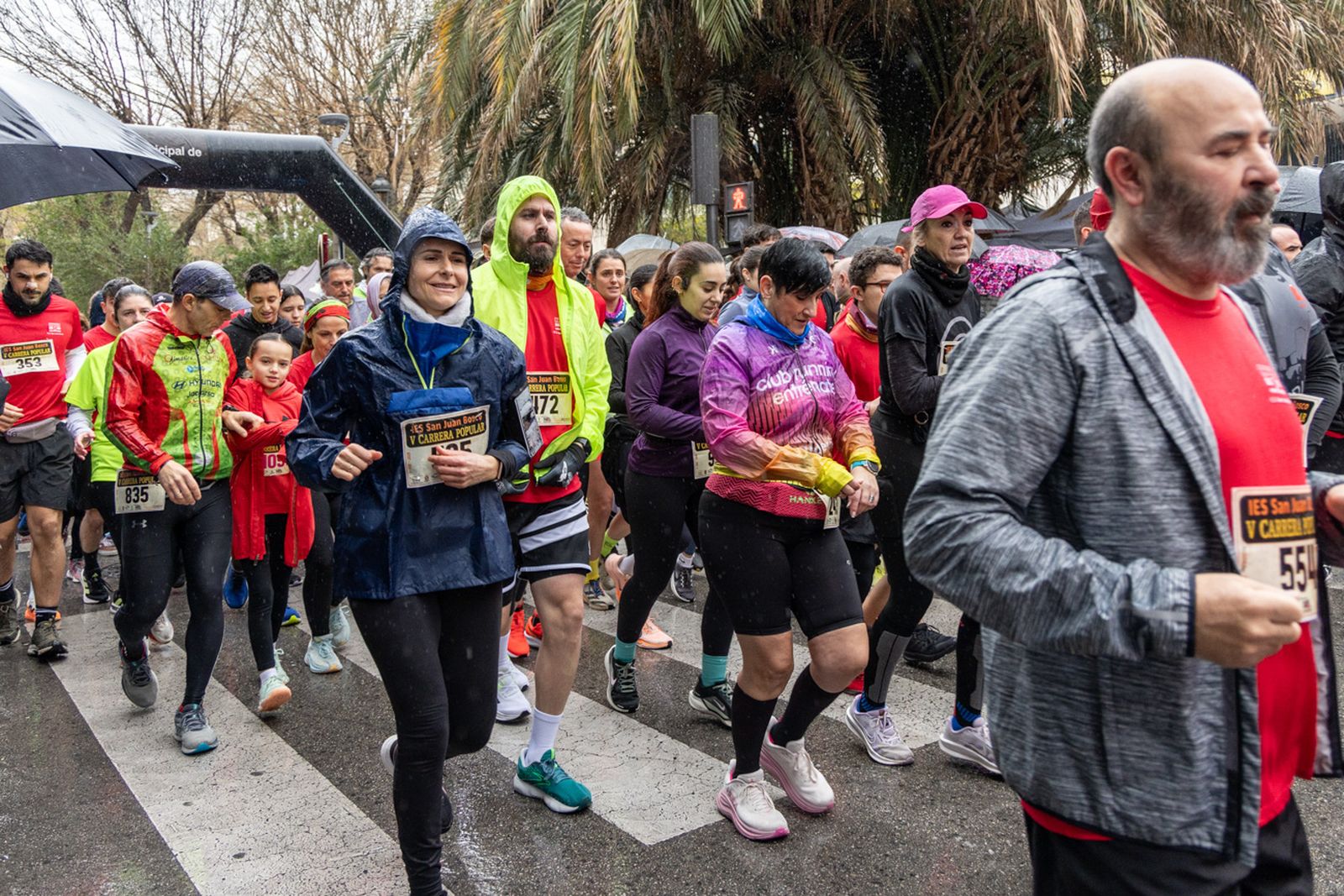 En imágenes: la lluvia no frena a más de un millar de corredores en la V Carrera Popular del IES San Juan Bosco (1)
