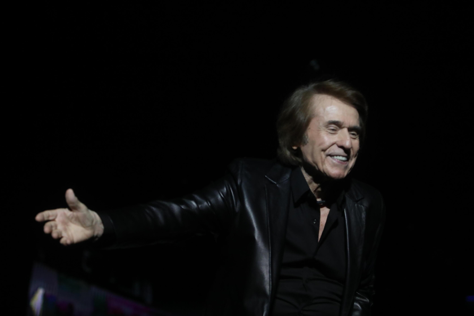 Raphael en el inicio ayer de su concierto en Sancti Petri.