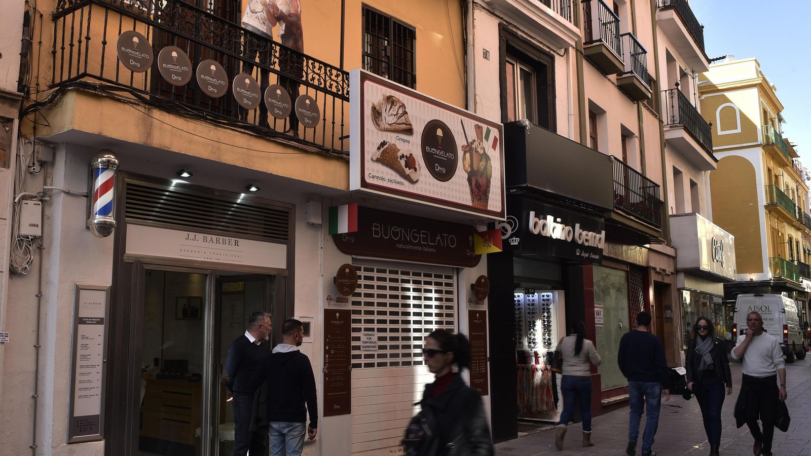 Motivos publicitarios por toda la fachada