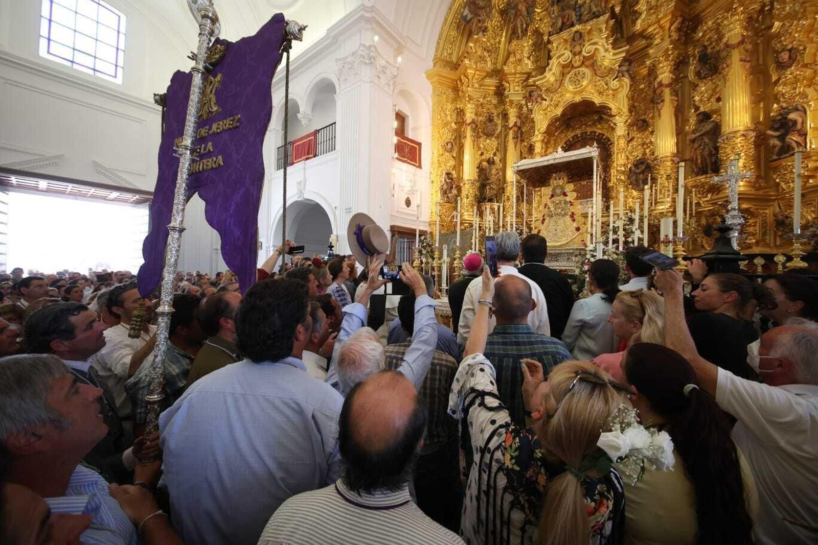El Simpecado de Jerez a los pies de la Virgen del Rocío