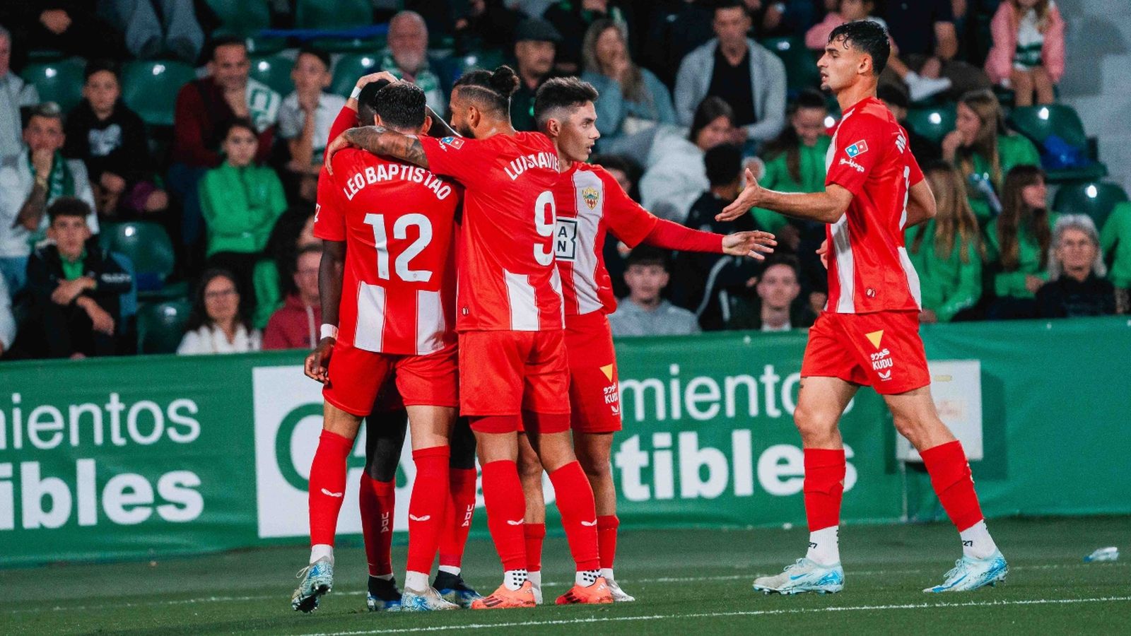 Los futbolistas de la UDA celebran el primer tanto.