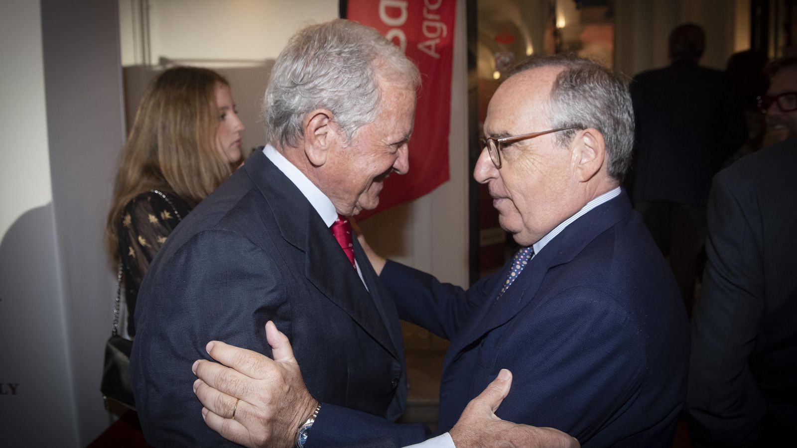 José Gandía saluda a Antonio Hernández Callejas, presidente de Ebro Foods y ganador de la primera edición del premio.