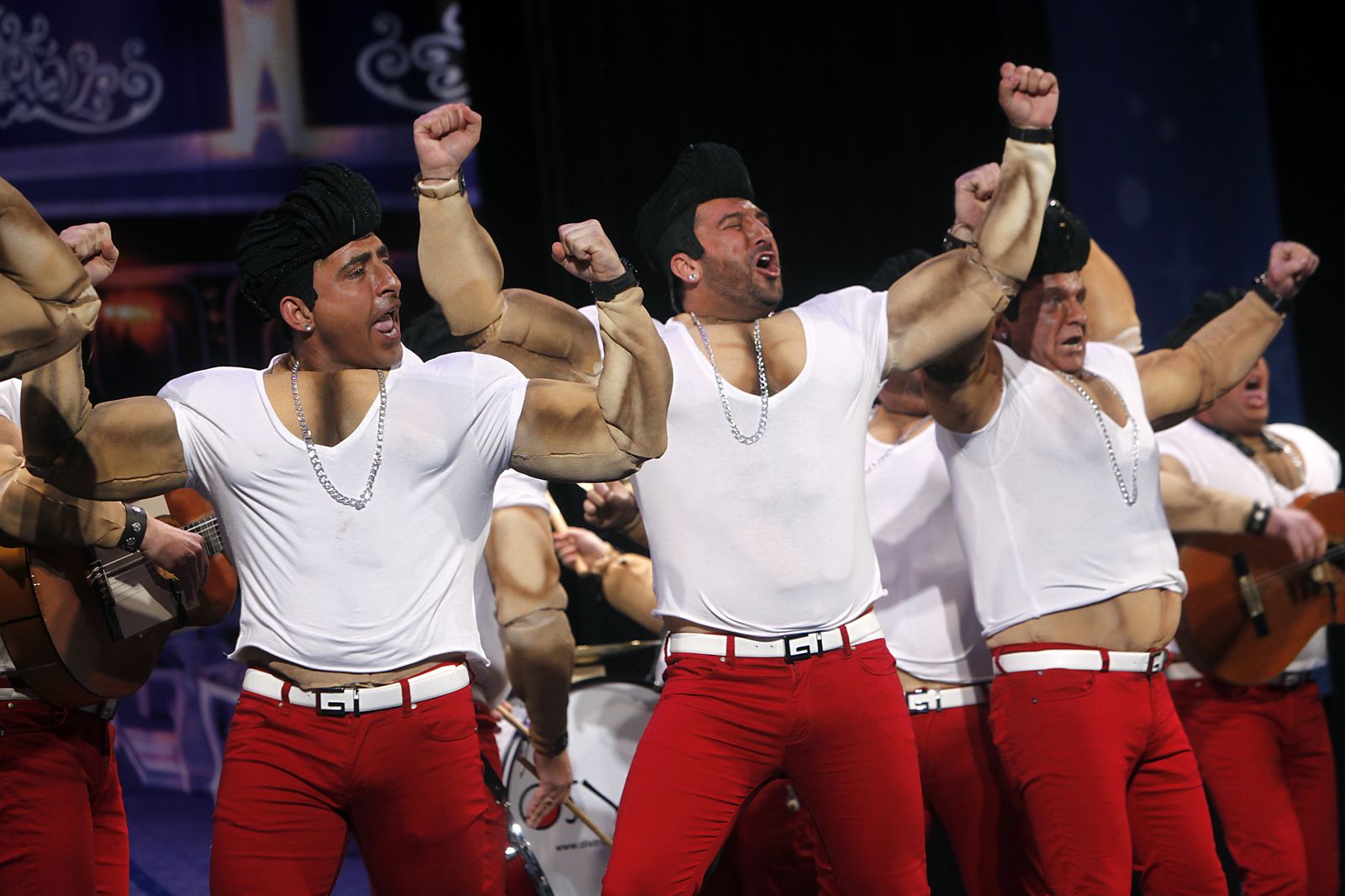 Las imágenes de la décimo sexta función de clasificatorias