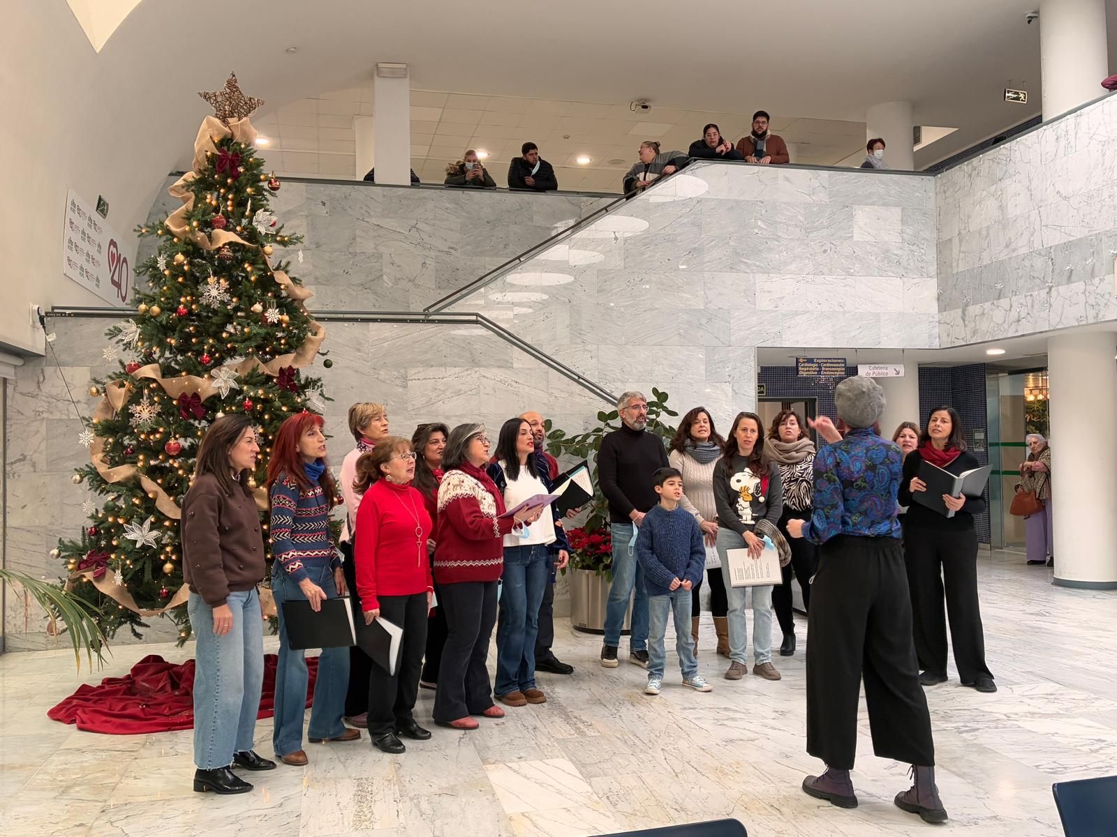 Un coro, actuando en el vestíbulo el Hospital General del Reina Sofía.