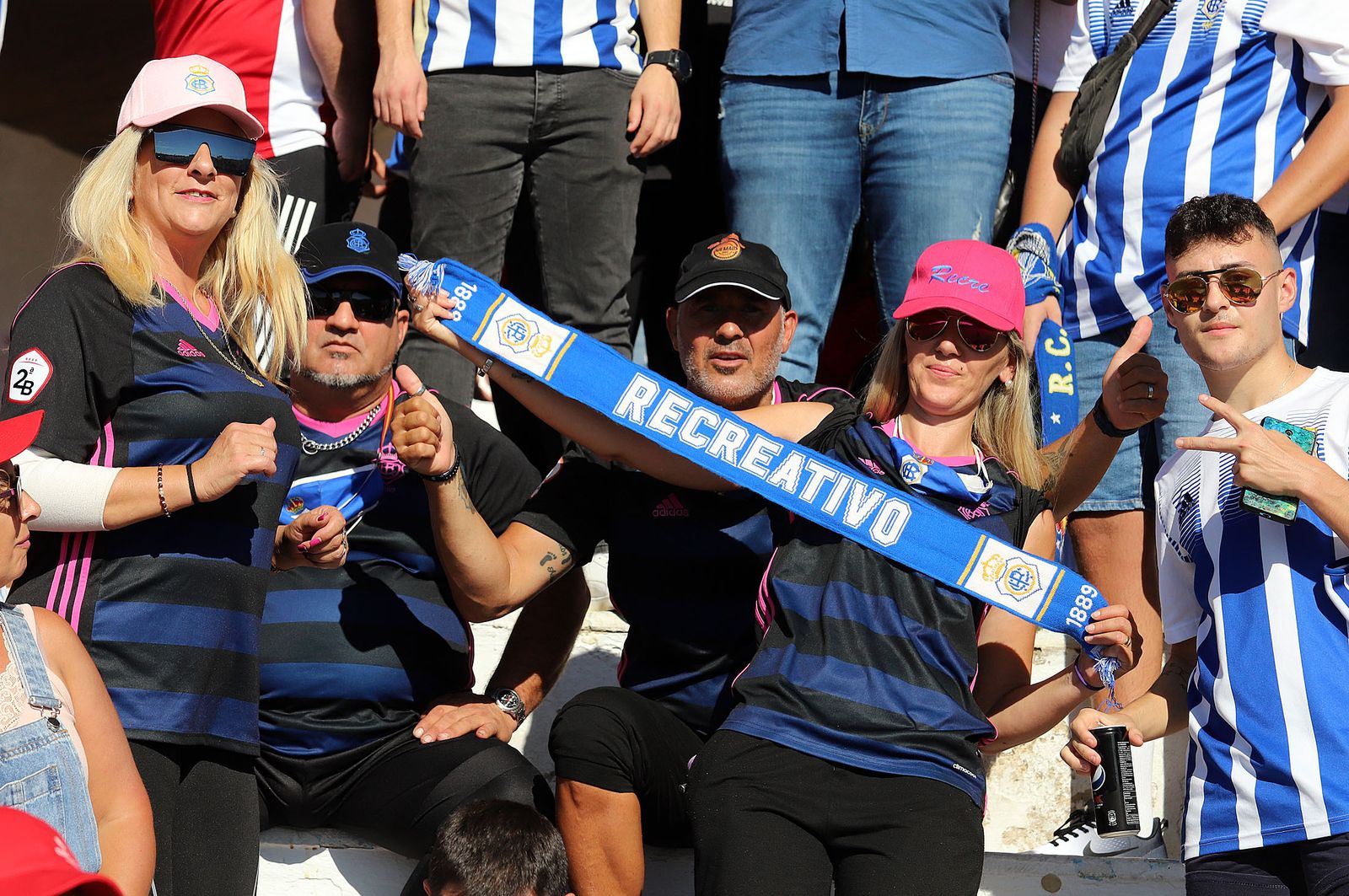 Imágenes de la afición más fiel del Recre en su visita al campo del Antoniano