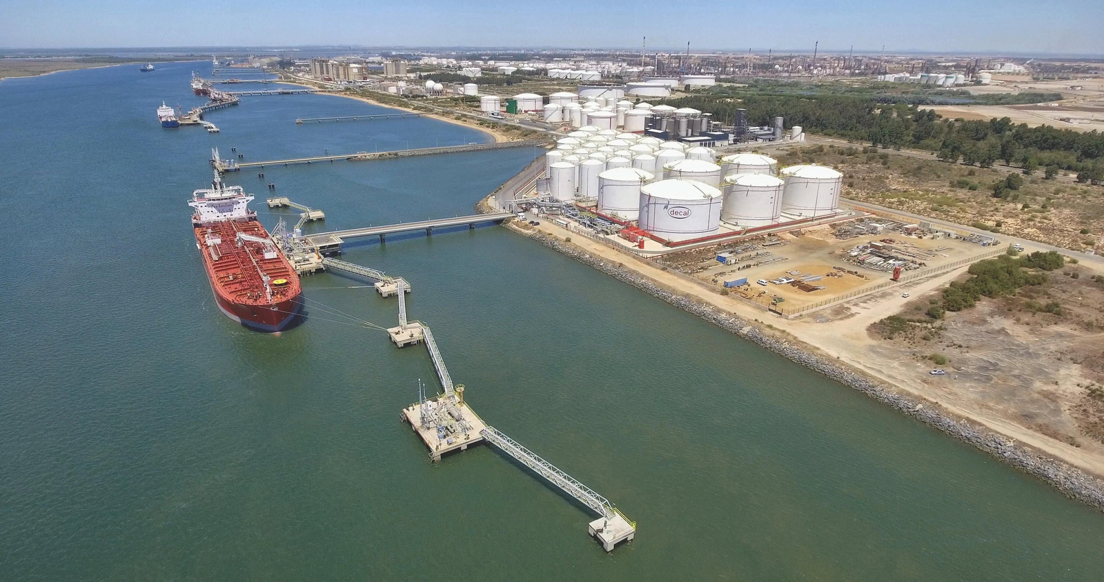 Instalaciones de la terminal de Decal en el Puerto de Huelva.