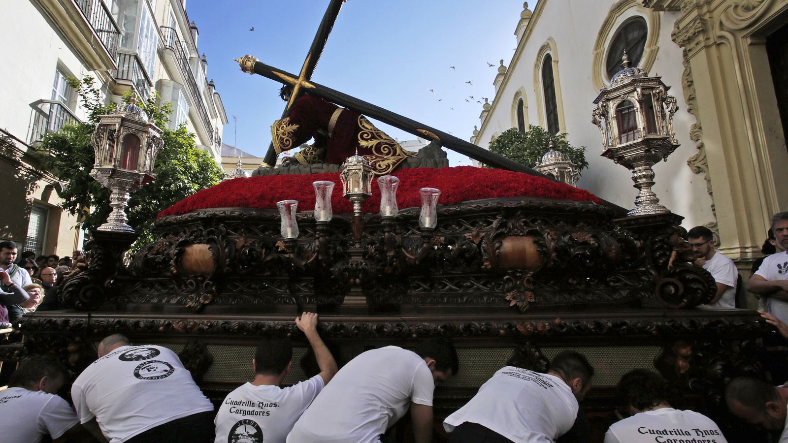 Cargadores del Caído realizan la maniobra en el paso tras salir de San Francisco.