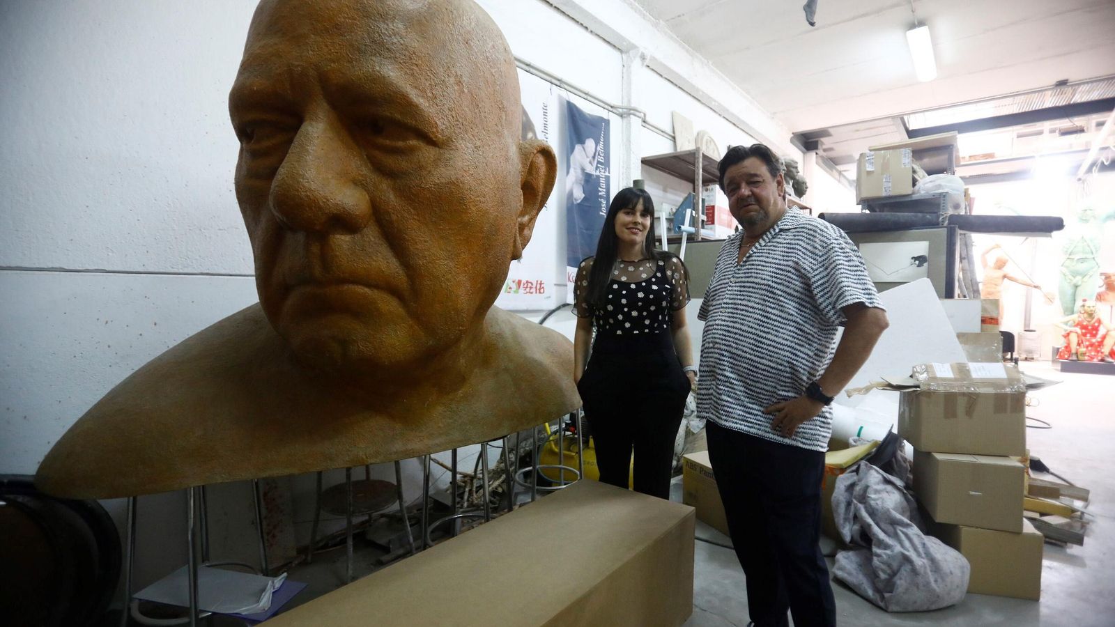 Clara Gómez Campos y Belmonte, con una escultura del autor. Clara Gómez Campos y Belmonte, con una escultura del autor.