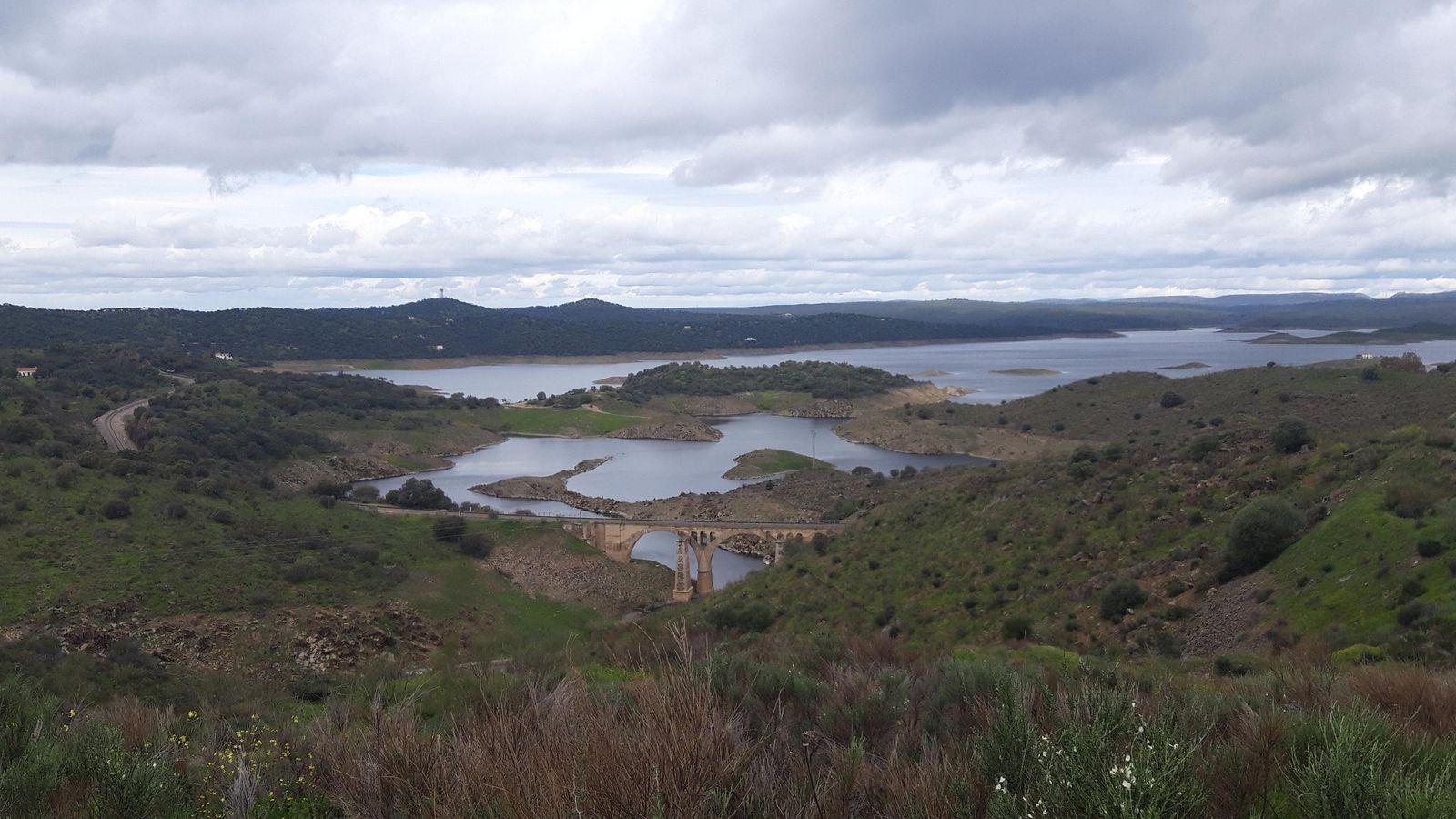 Vistas del enorme Embalse de Alcántara.