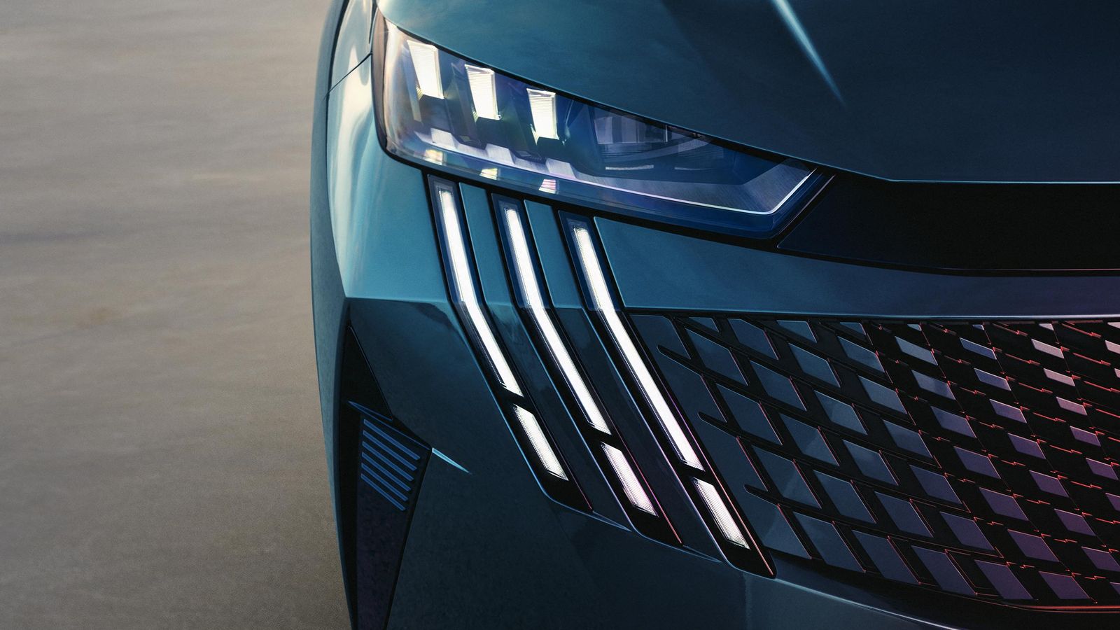 Las tres garras dan un carácter muy distinto al frontal respecto a los 3008 aún hoy a la  venta.