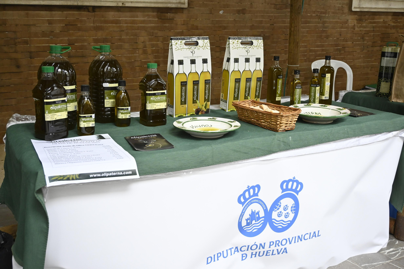 Stand de aceites en la Gran Vía de Huelva, en imágenes