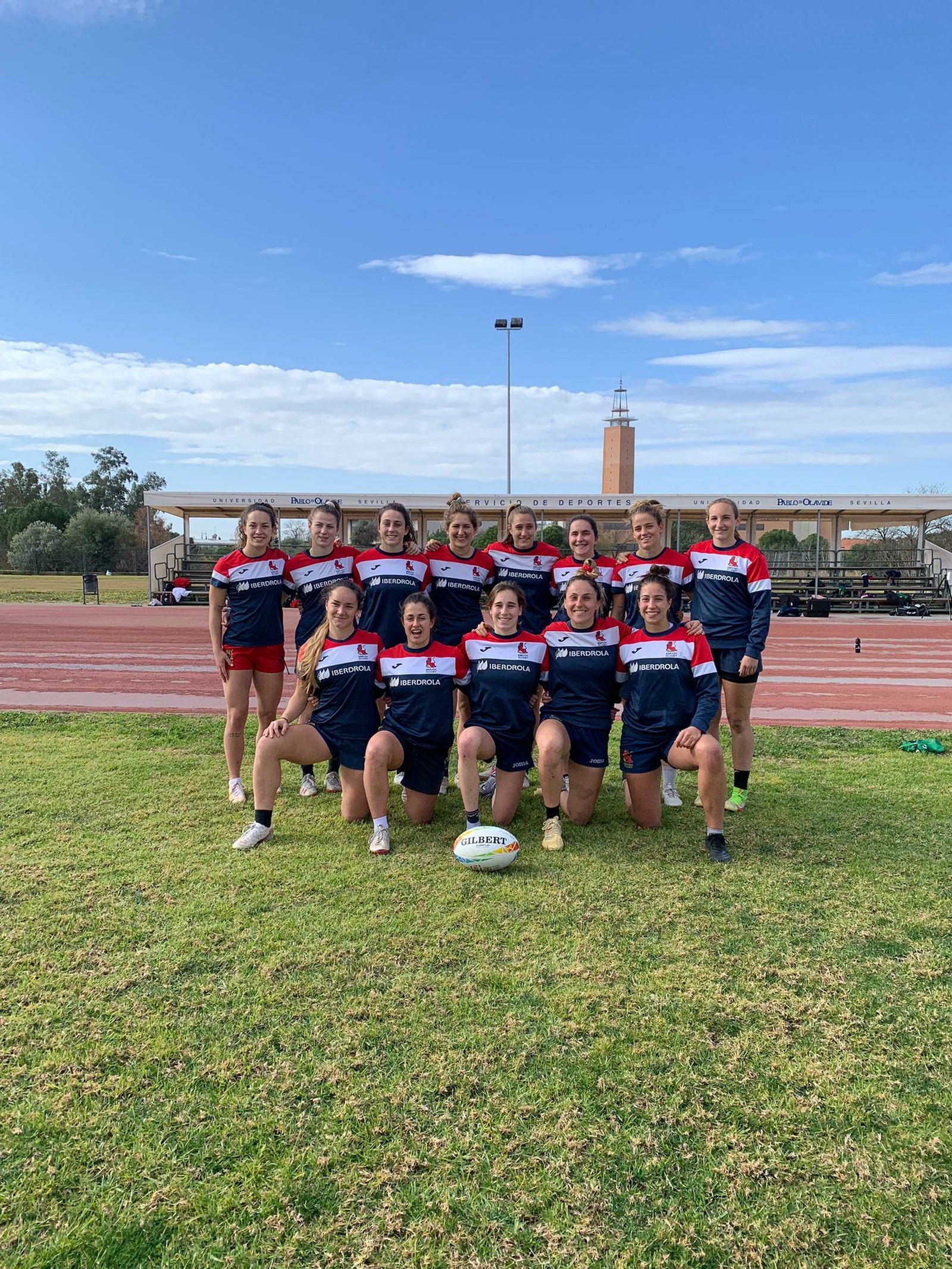 La selección femenina de seven posa tras su último entrenamiento en la universidad Pablo de Olavide.