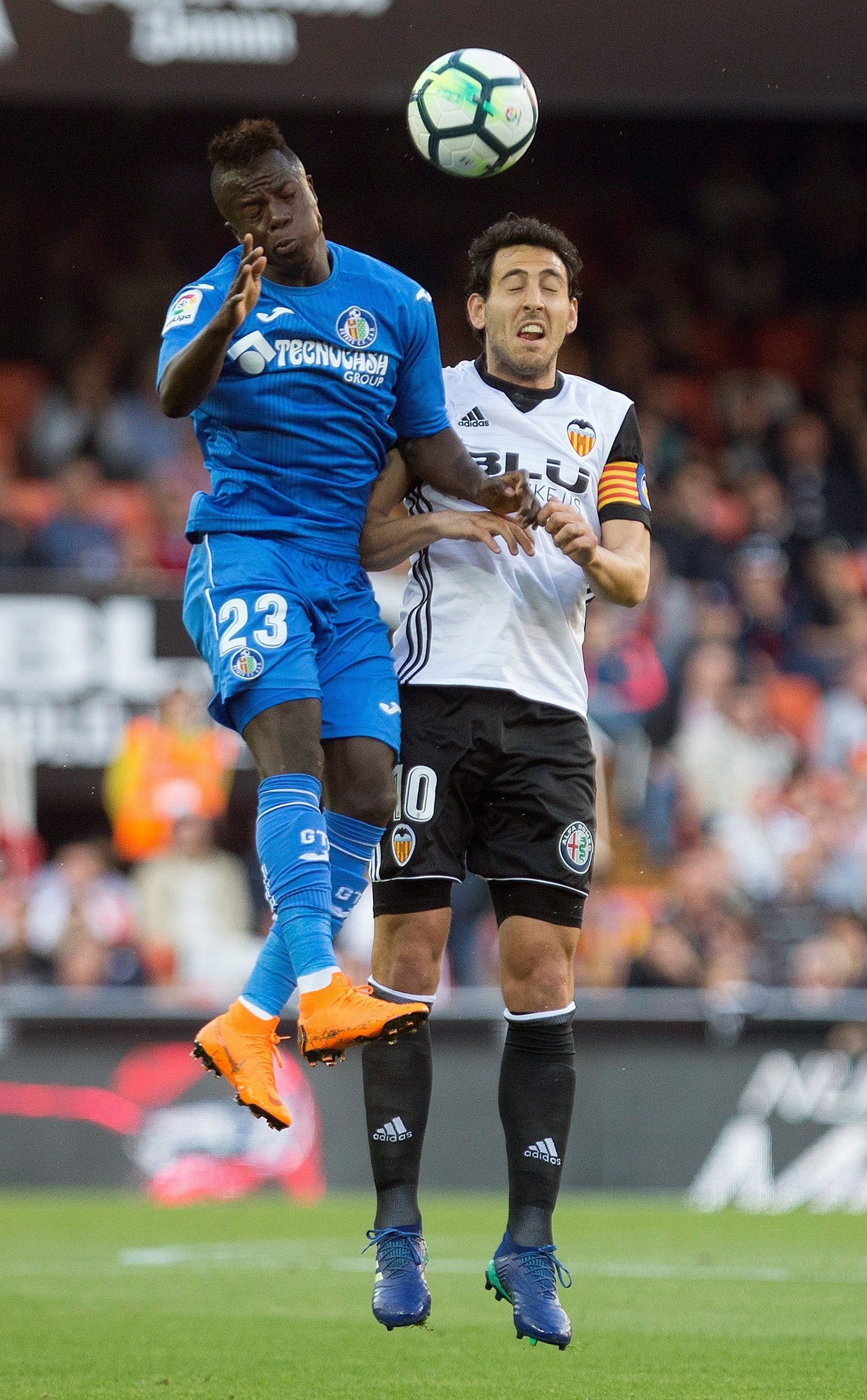 Parejo pugna con Amath Ndiaye por un balón aéreo.