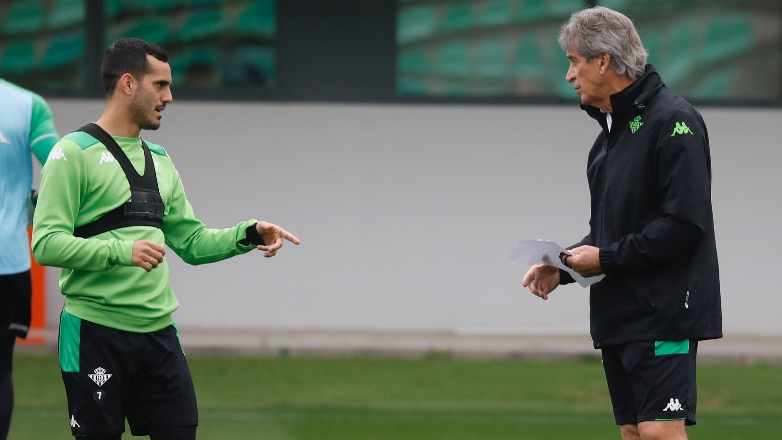 Pellegrini dialoga con Juanmi en un momento del entrenamiento de este pasado viernes.