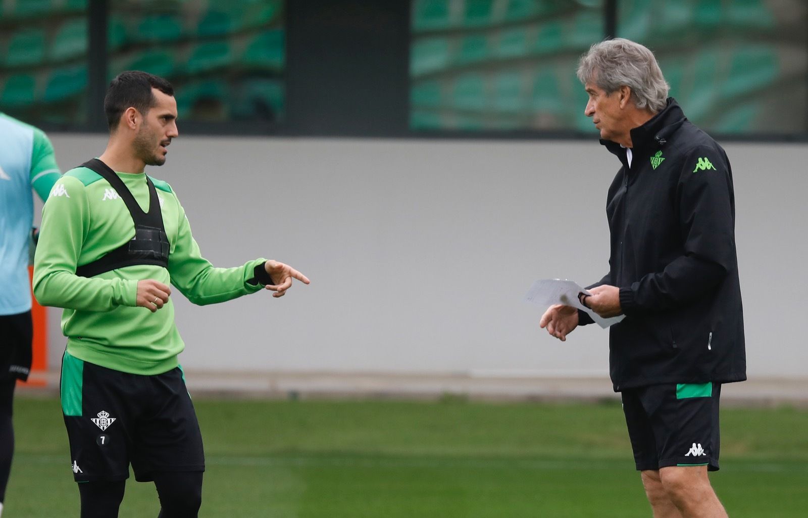 Pellegrini dialoga con Juanmi en un entrenamiento.