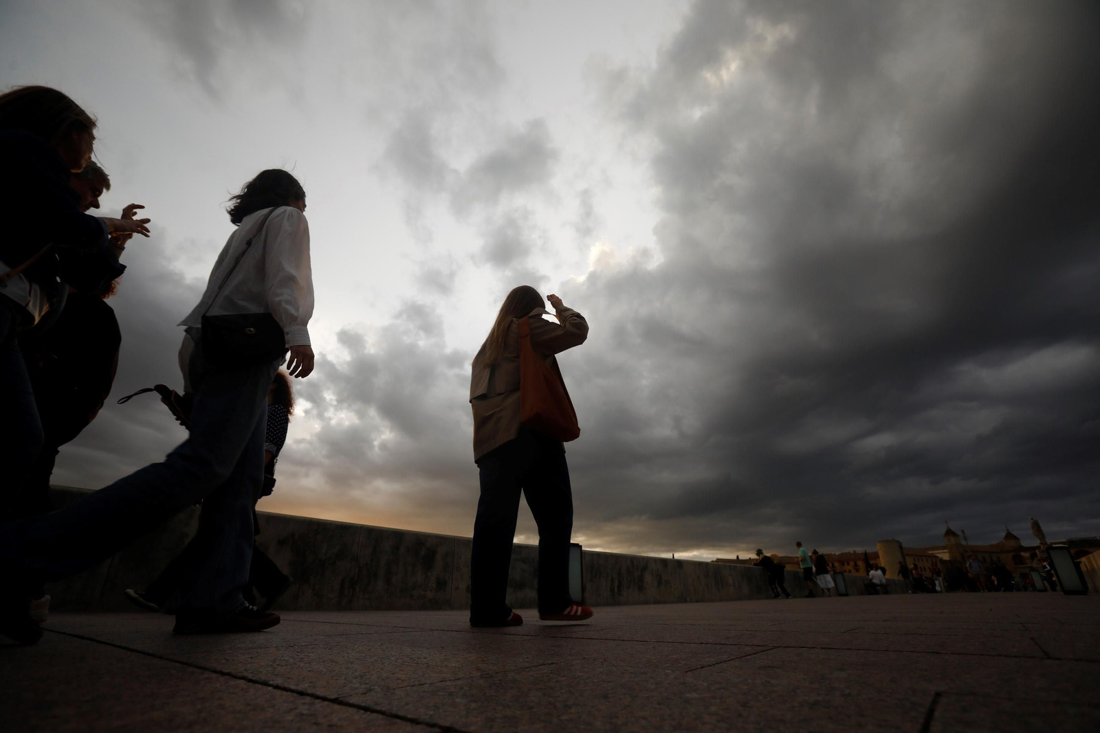 Una nubosa tarde de otoño en Córdoba, en imágenes