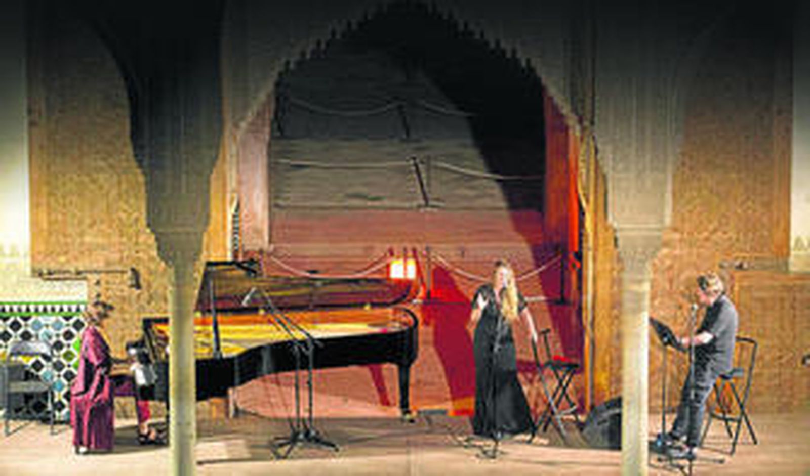 Un momento de la actuación en el patio de los Arrayanes.