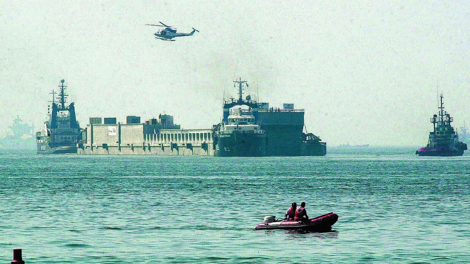 El dique flotante, en la Bahía.