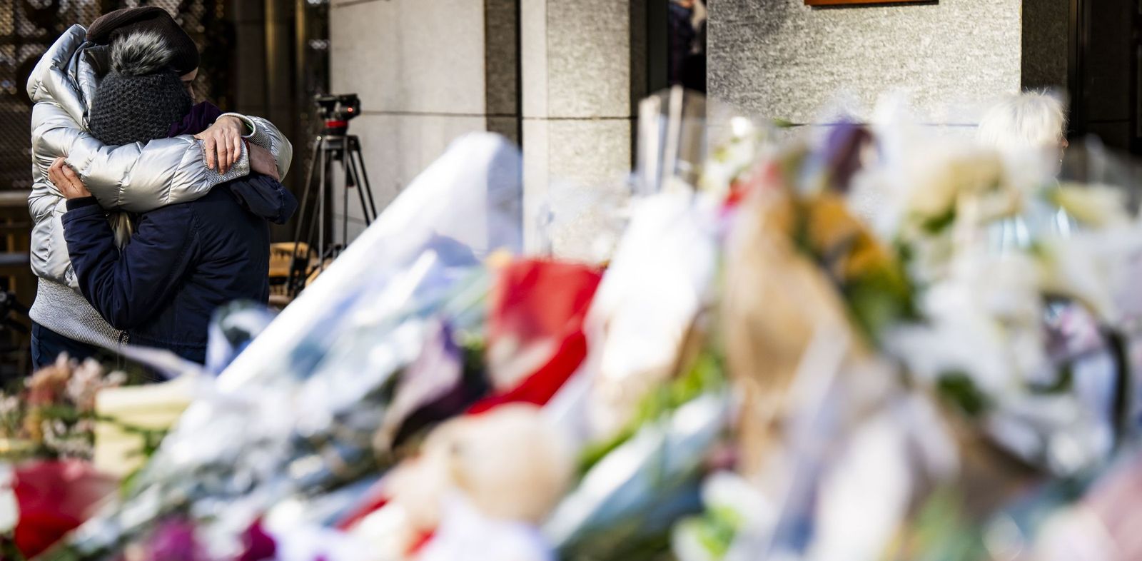 Dos jóvenes se abrazan junto al memorial por las víctimas de la tragedia en Crans-Montana.