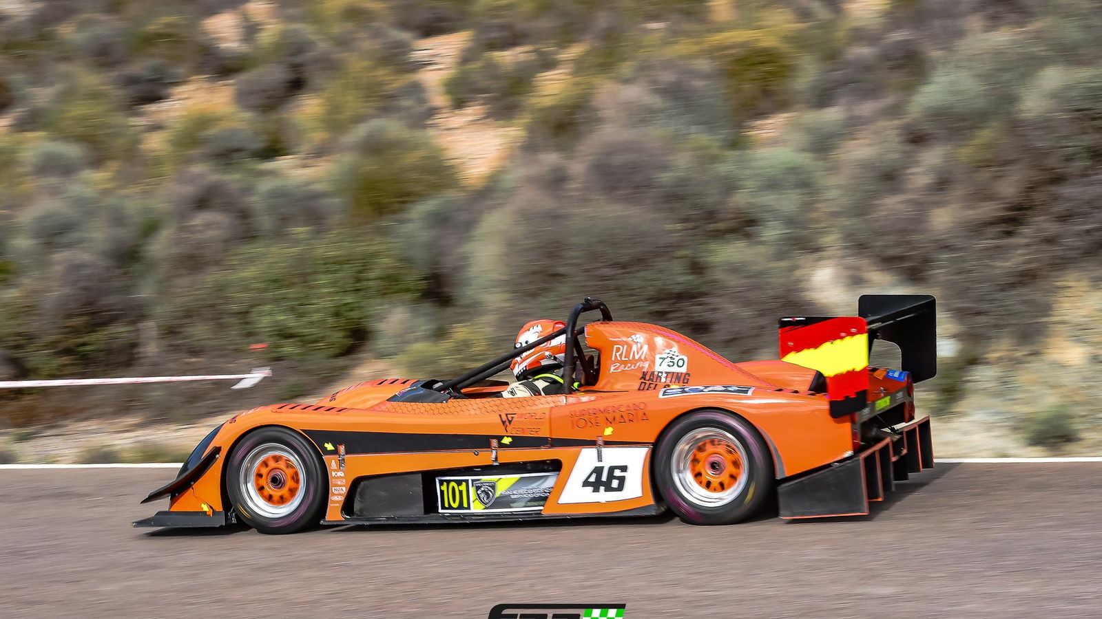 Uno de los participantes en la modalidad de car-cross durante la prueba.