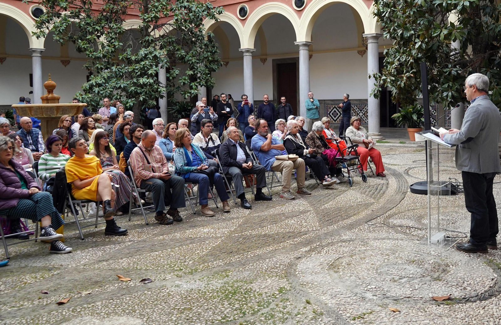 Las mejores fotos de la Noche en Blanco de Granada: del concierto de Xoel López a partidos de baloncesto