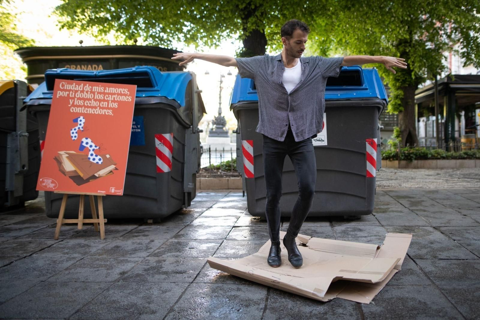 Uno de los bailarines muestra cómo reciclar cartón.