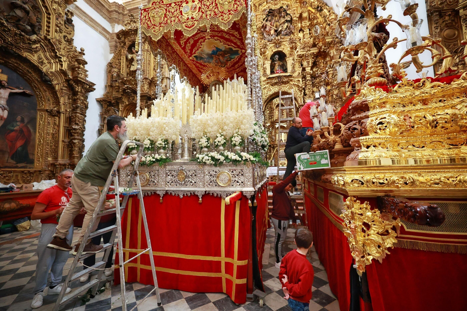Preparativos en los pasos de la cofradía de las Penas, en San Lorenzo. Preparativos en los pasos de la cofradía de las Penas, en San Lorenzo.