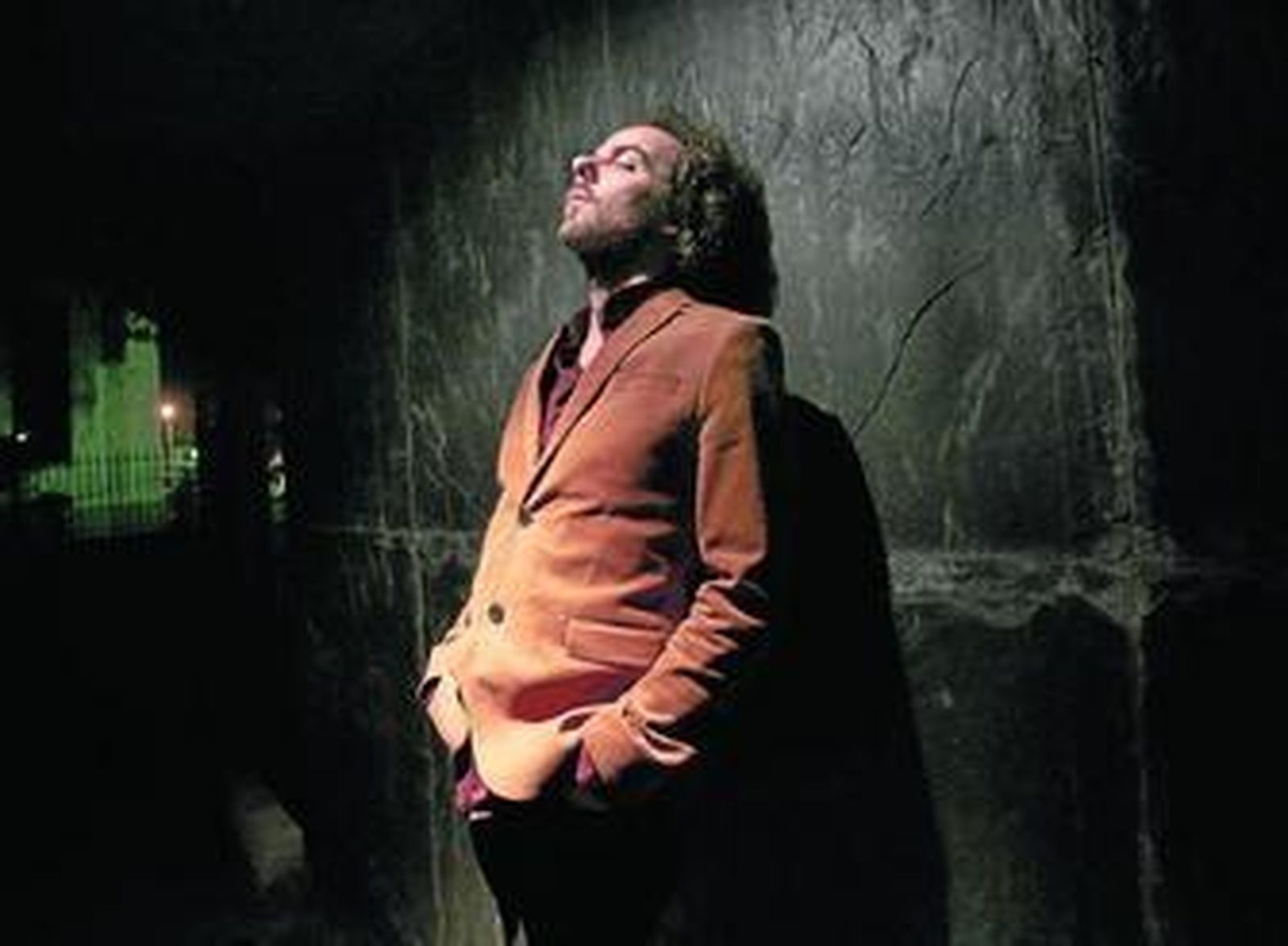 Julio de la Rosa (Jerez, 1972), el jueves en el exterior de la Biblioteca Infanta Elena de Sevilla.