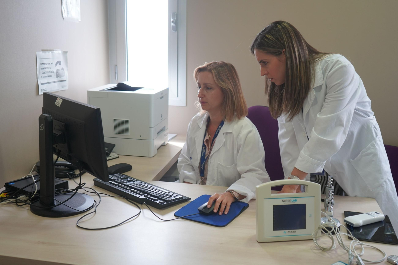 La coordinadora de la Unidad de Tratamiento Integral de la Obesidad de Vall d’Hebron, Andreea Ciudin (izq.), junto a la nutricionista Marta Comas, participantes en un ensayo internacional.