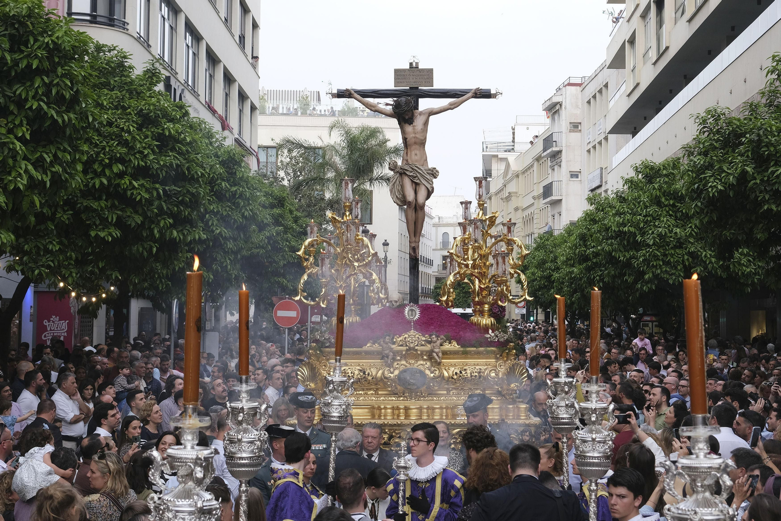 El Cristo de los Desamparados (Santo Ángel) durante su salida en el Sábado de Pasión de Sevilla de 2024