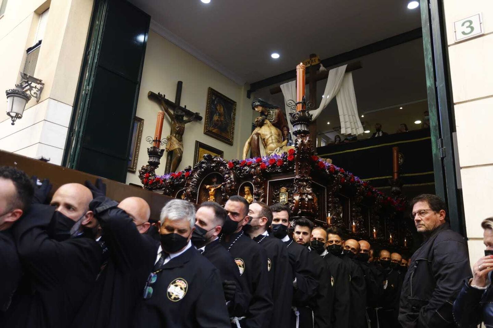 La Virgen de la Piedad saliendo de su casa hermandad