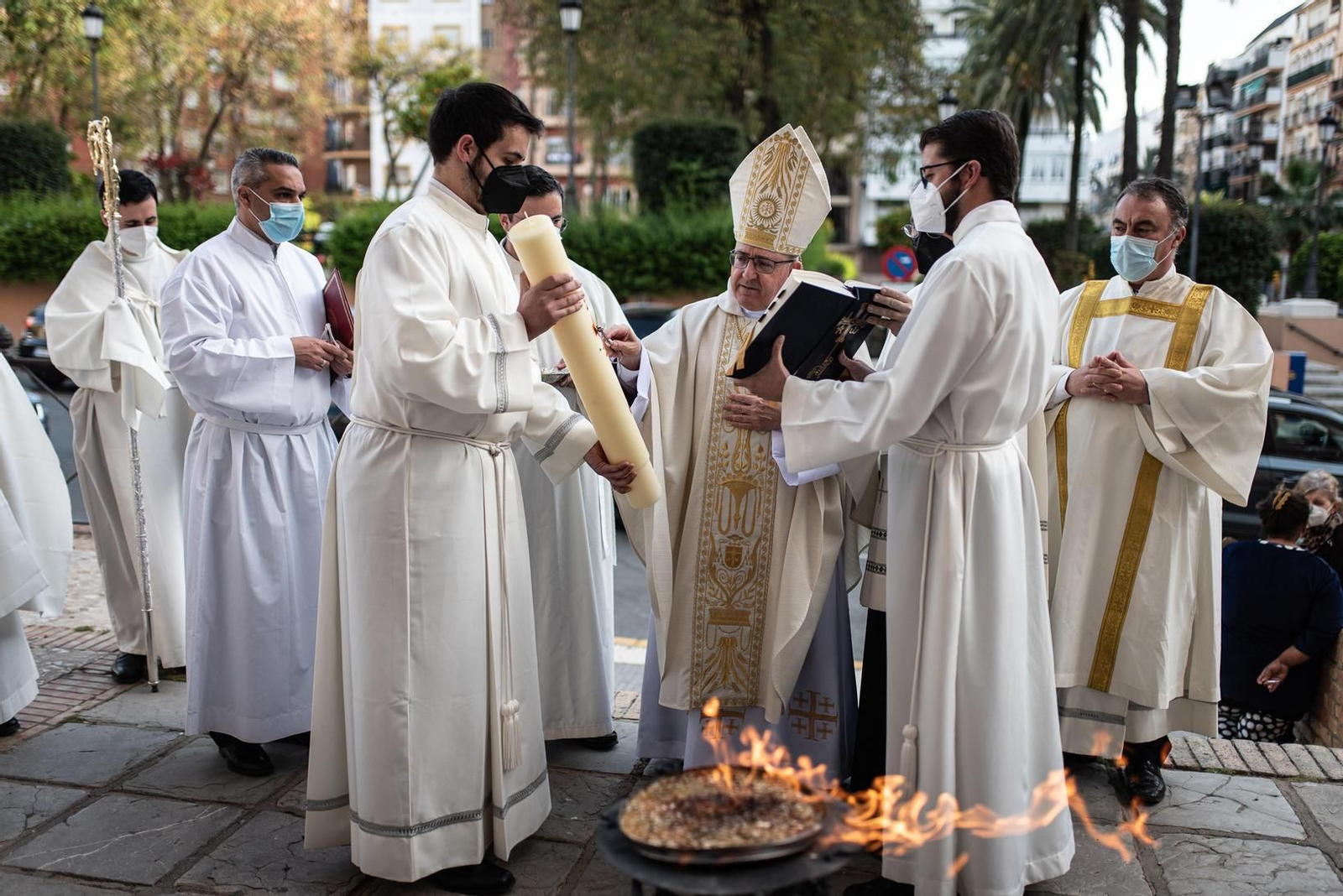 El obispo bendice el cirio pascual.