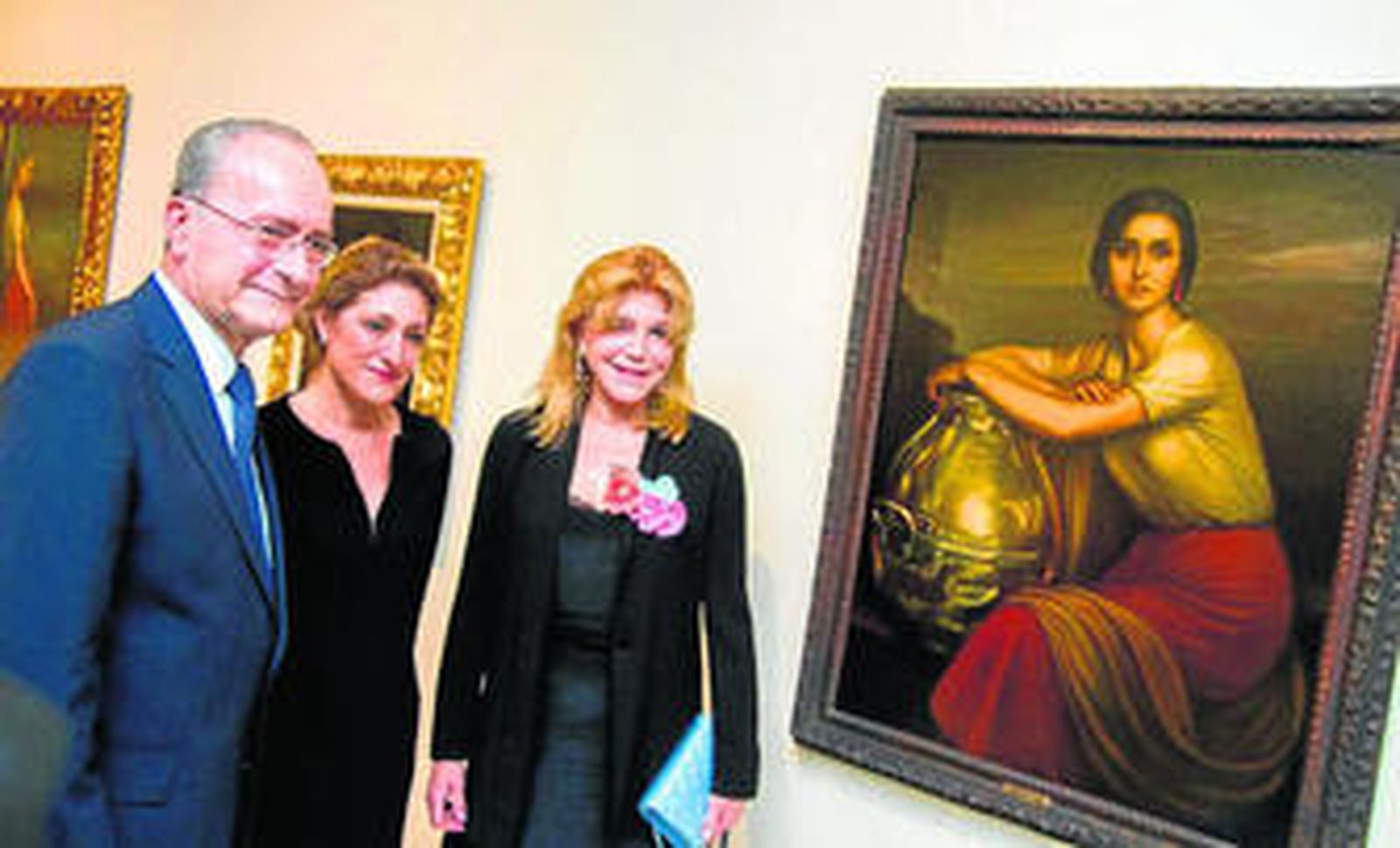 Francisco de la Torre, Lourdes Moreno y Carmen Thyssen posan junto a 'Fuensanta'.