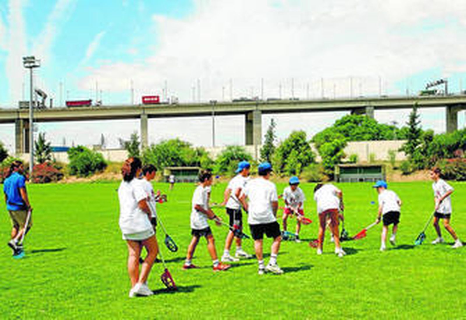 Una de las sedes del campamento urbano Proyecto Búho son las instalaciones del Sadus en Los Bermejales.