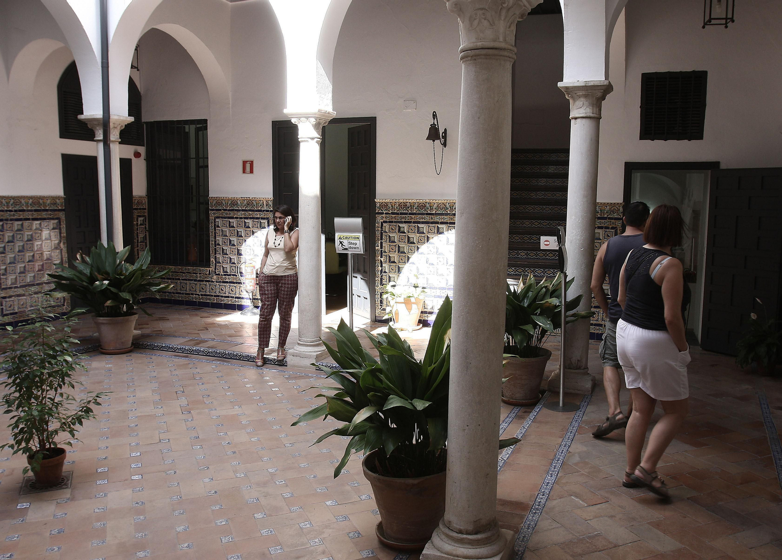 Unos turistas recorren el patio principal de la Casa de Murillo, en la calle Santa Teresa.