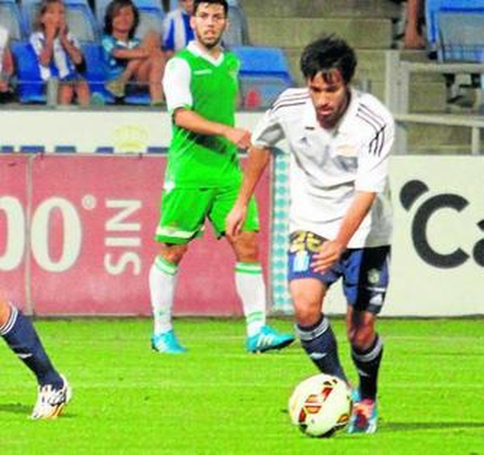 Josmar Zambrano conduce el esférico en el amistoso ante el Betis.