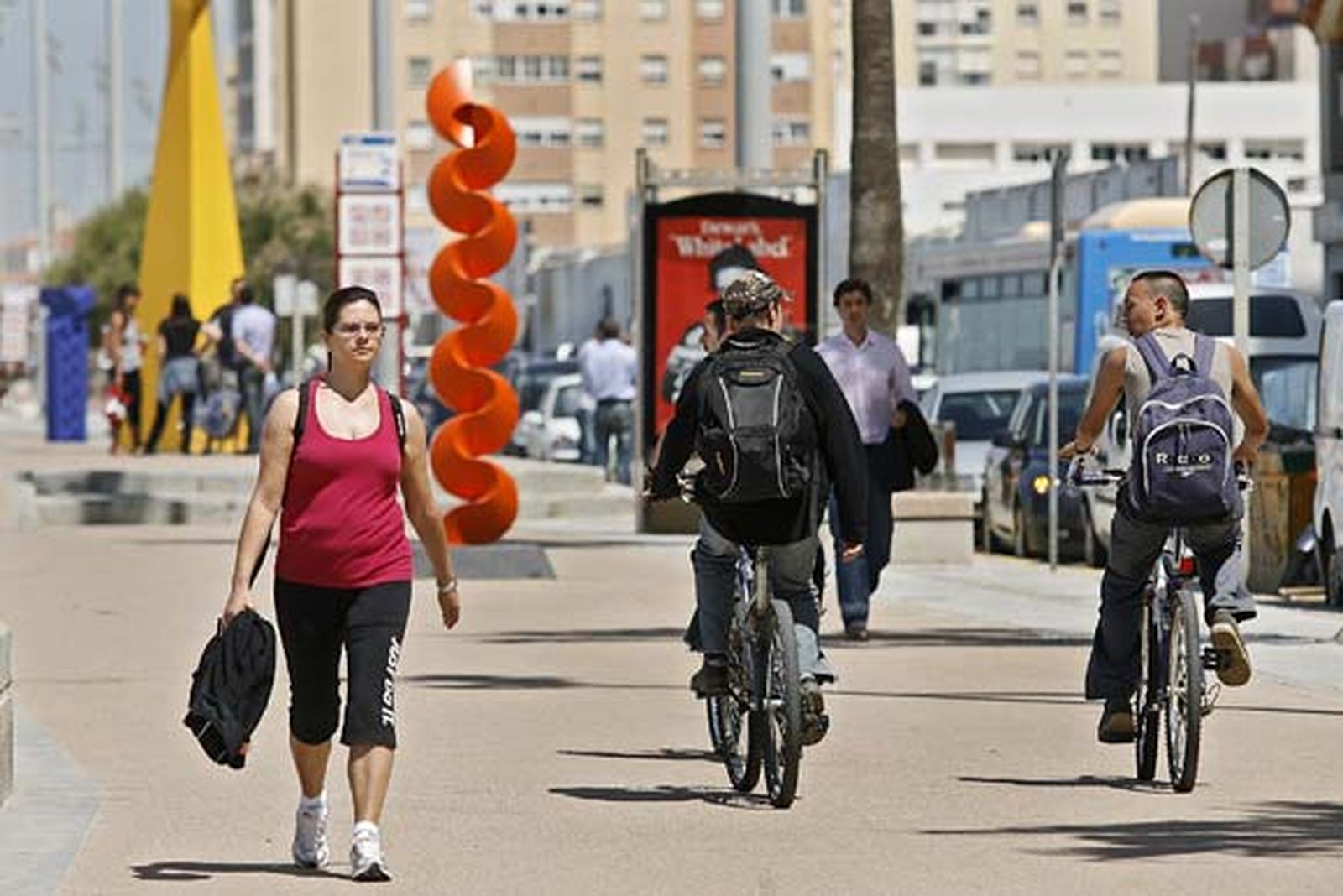 Decenas de operarios se afanan estos días por dejar la zona estrella del verano gaditano en perfecto estado./Joaquín Pino

Foto: Joaquin Pino