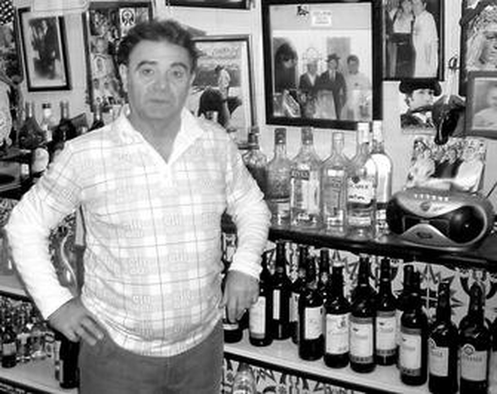 Joselito Rebujina, en 'El Albero', del barrio de la Viña, recuerda y añora sus andanzas taurinas.