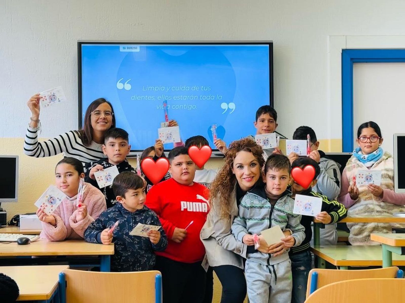 Escolares de la comunidad gitana aprenden a cuidar sus dientes  en Vícar