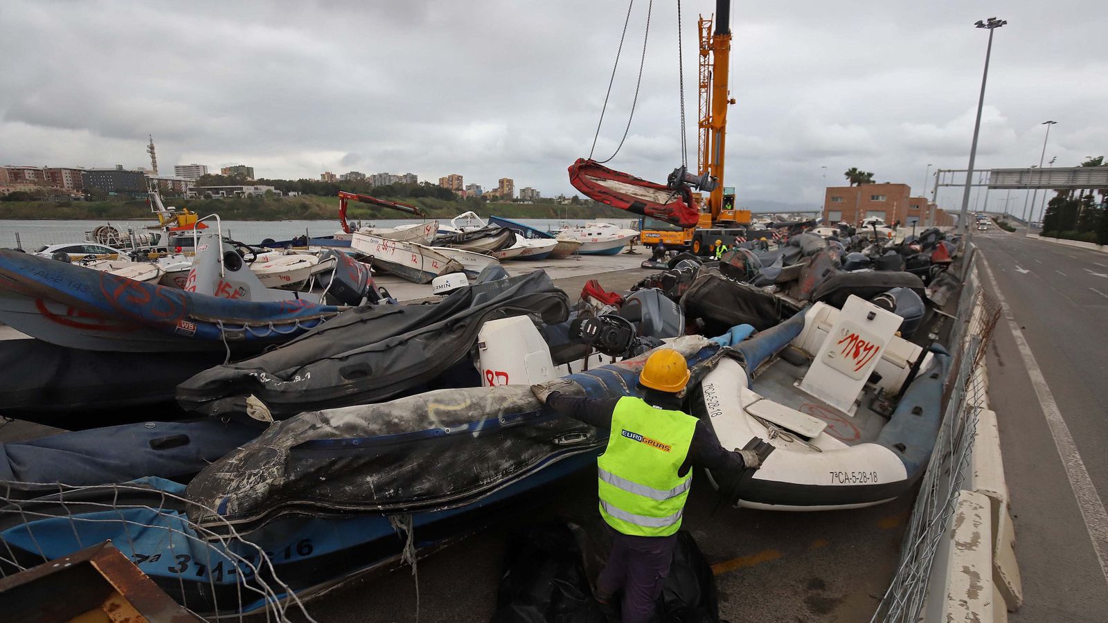 Fotos de la retirada de las narcoembarcaciones del puerto de Algeciras