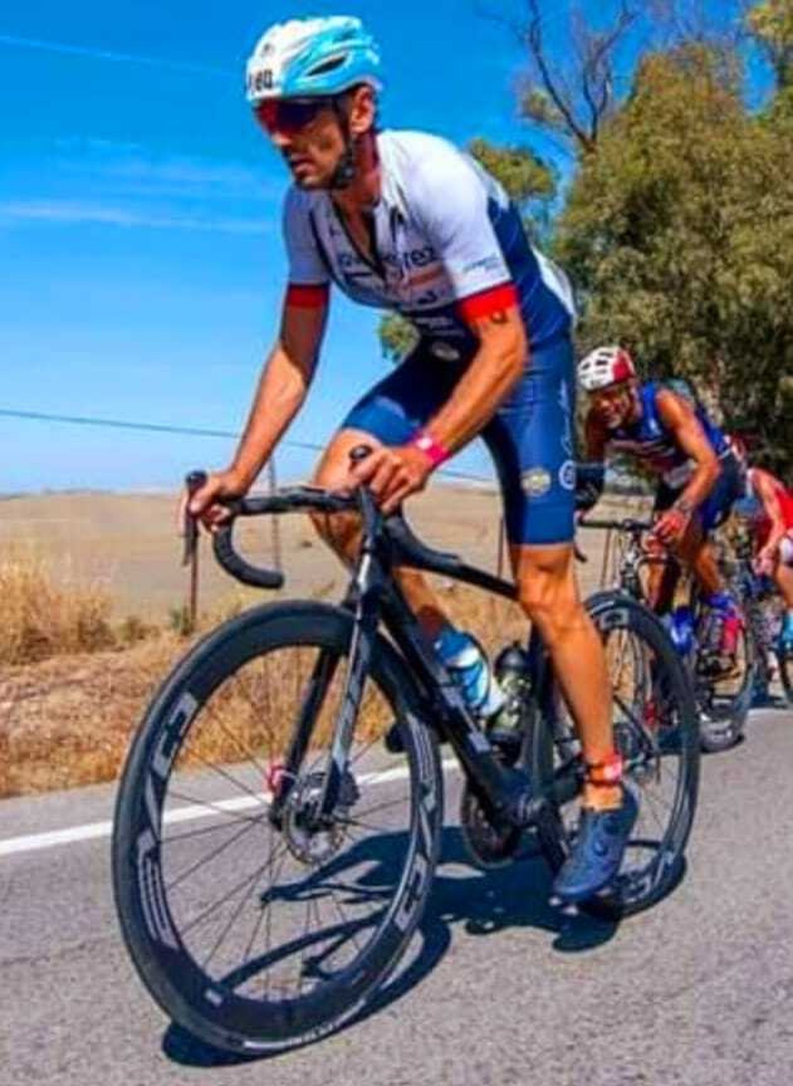 Un atleta del Trikiman en el sector de ciclismo.