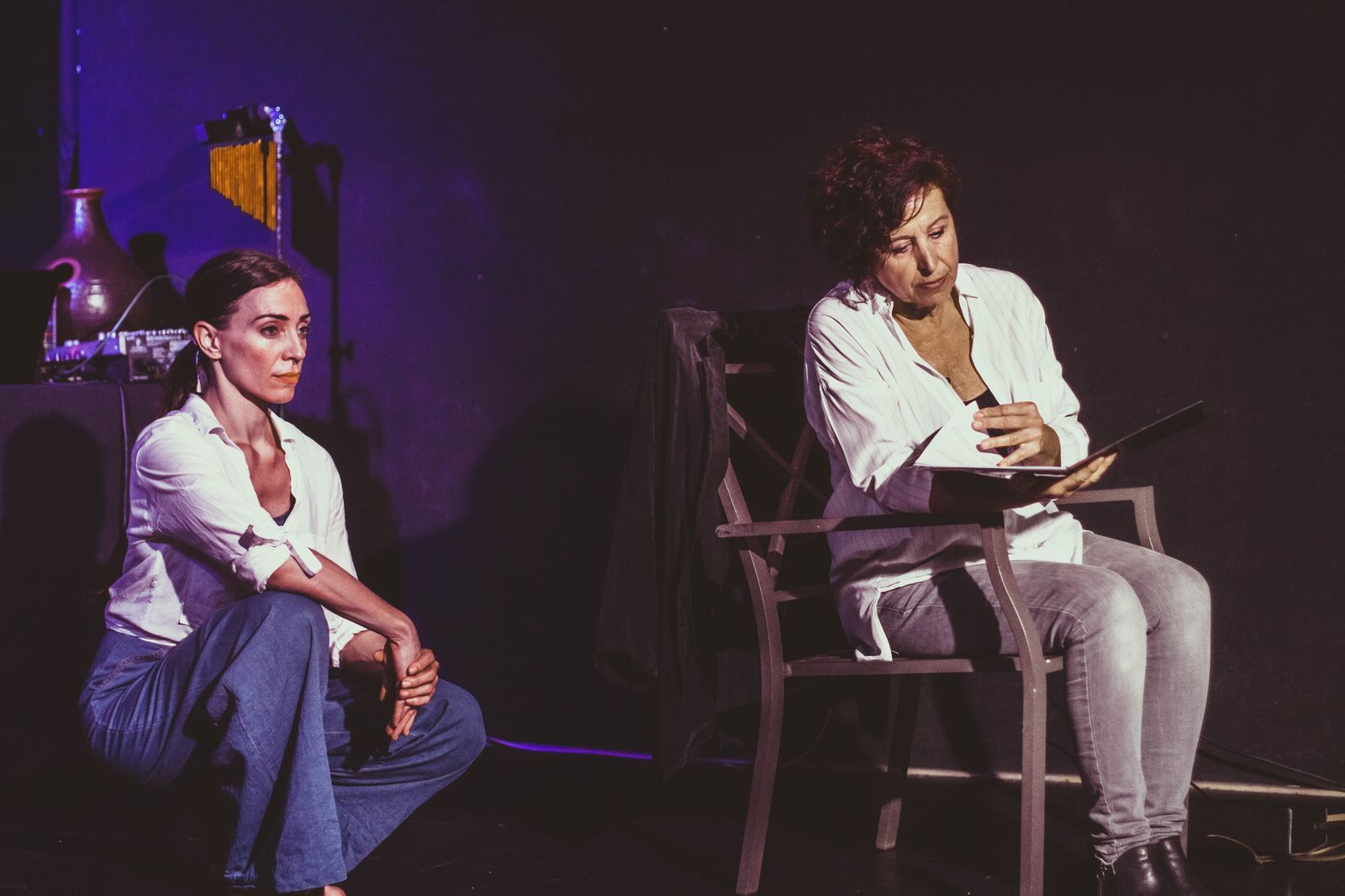 Ascensión Rodríguez leyendo 'Ana no' junto a la bailarina Leticia Valle.