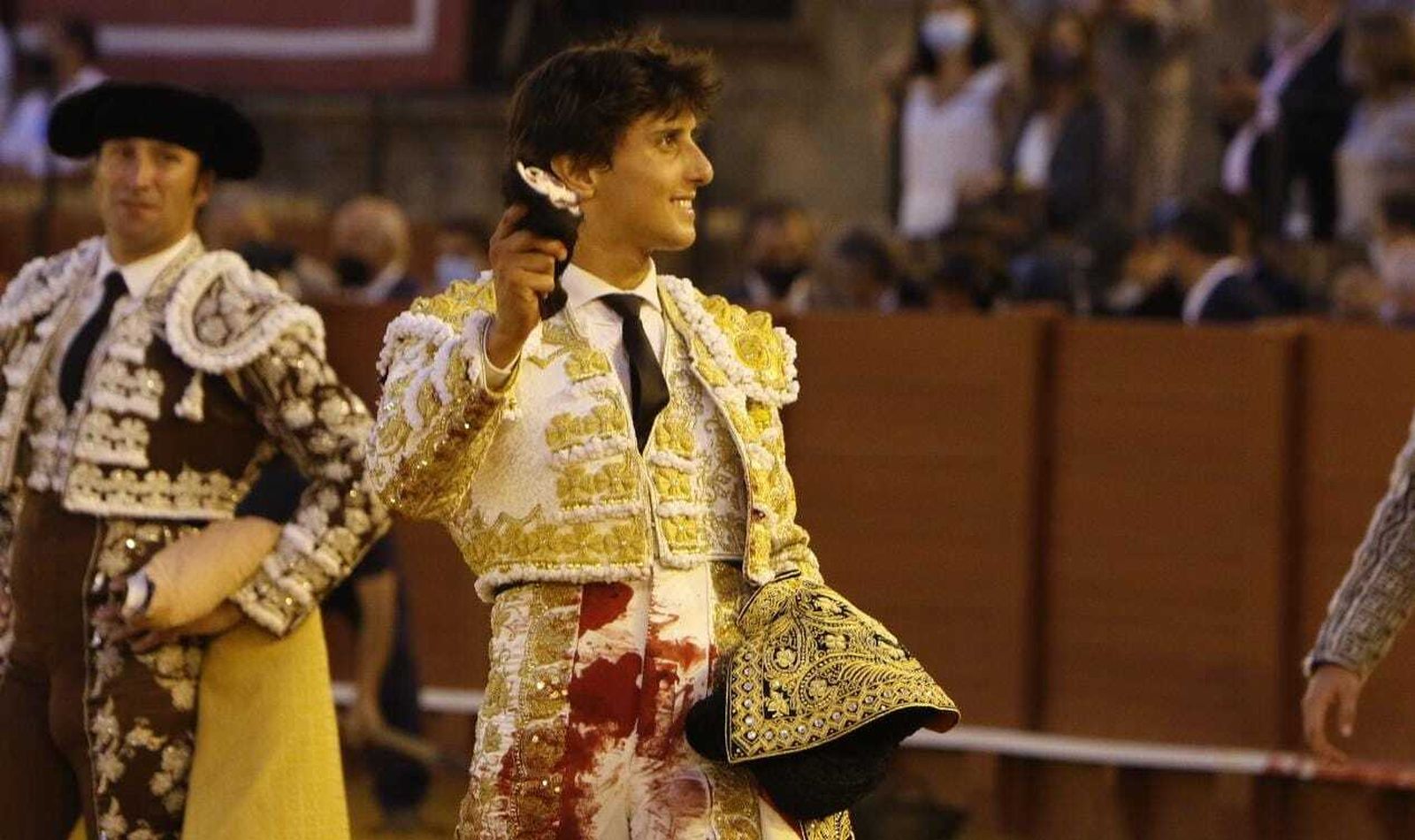 Roca Rey con la oreja cortada al sexto toro de la tarde