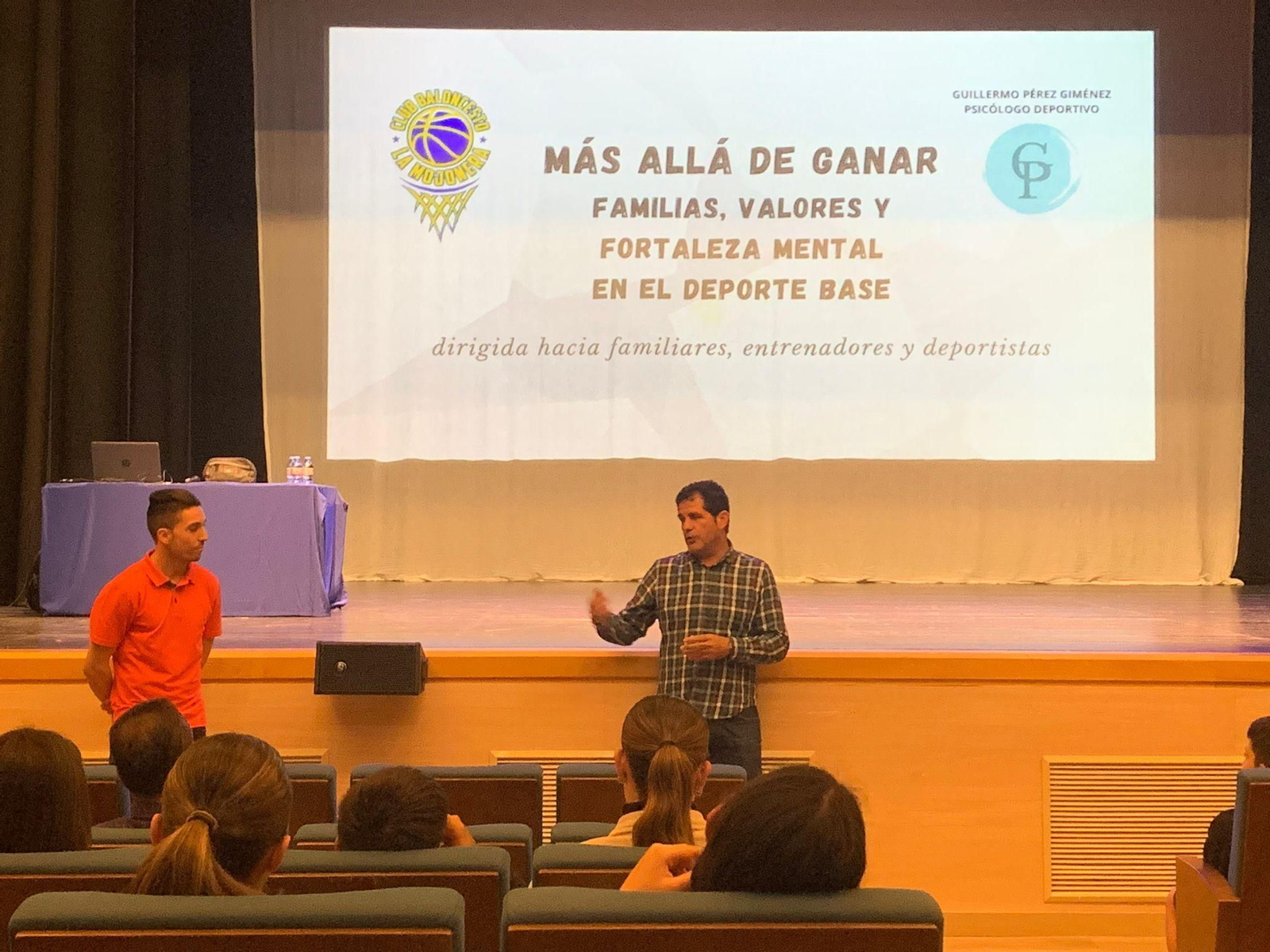 Un momento de la charla impartida por el psicólogo deportivo Guillermo Pérez.