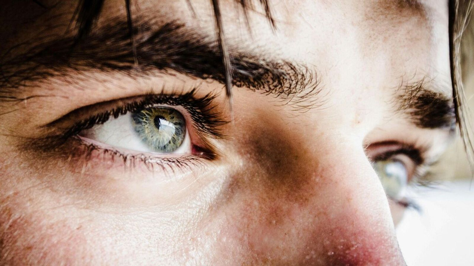 ¿Vives en Málaga? Descubre por qué cada vez más personas se operan los párpados en Sevilla