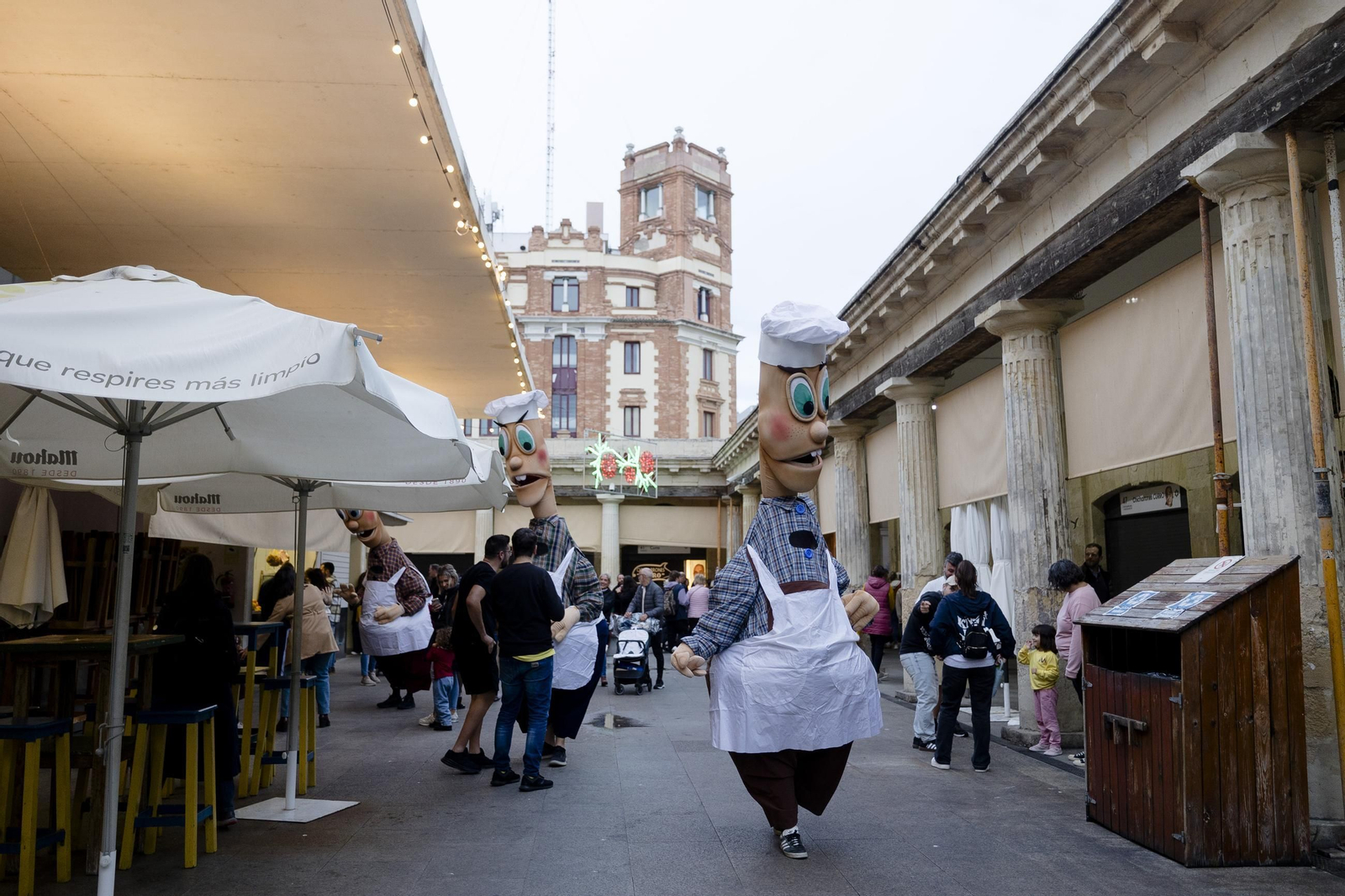 Imágenes de la celebración de los Tosantos en los mercados de Cádiz Imágenes de la celebración de los Tosantos en los mercados de Cádiz