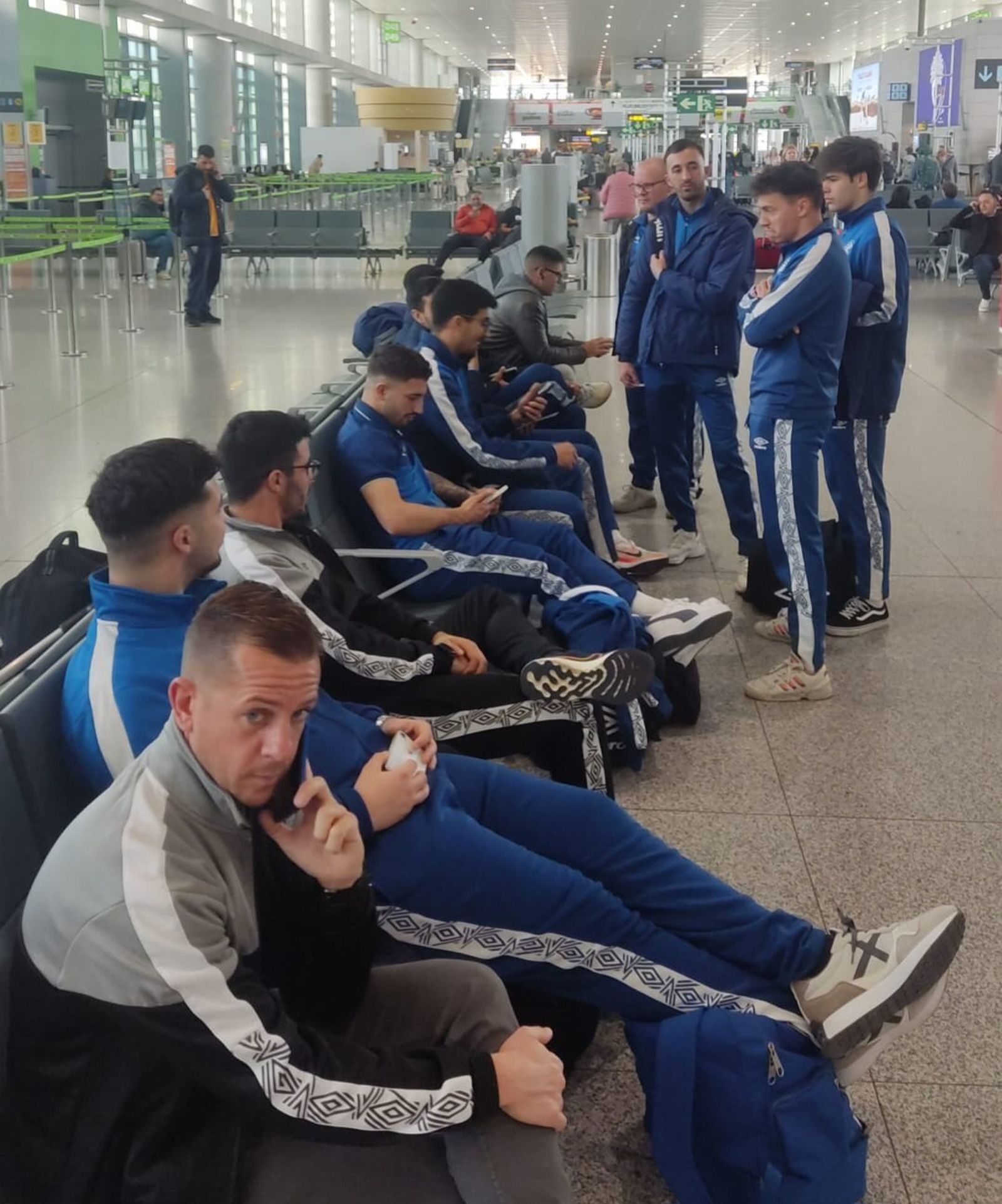 Los azulinos, en el Aeropuerto de Málaga.