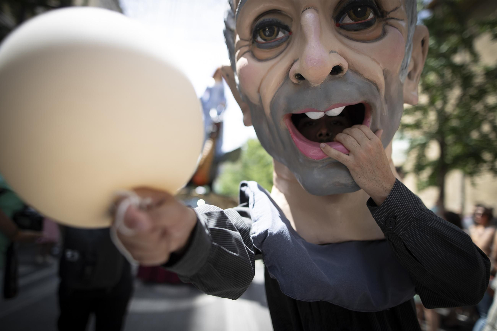 Las mejores imágenes del recorrido de la Tarasca por las calles de Granada