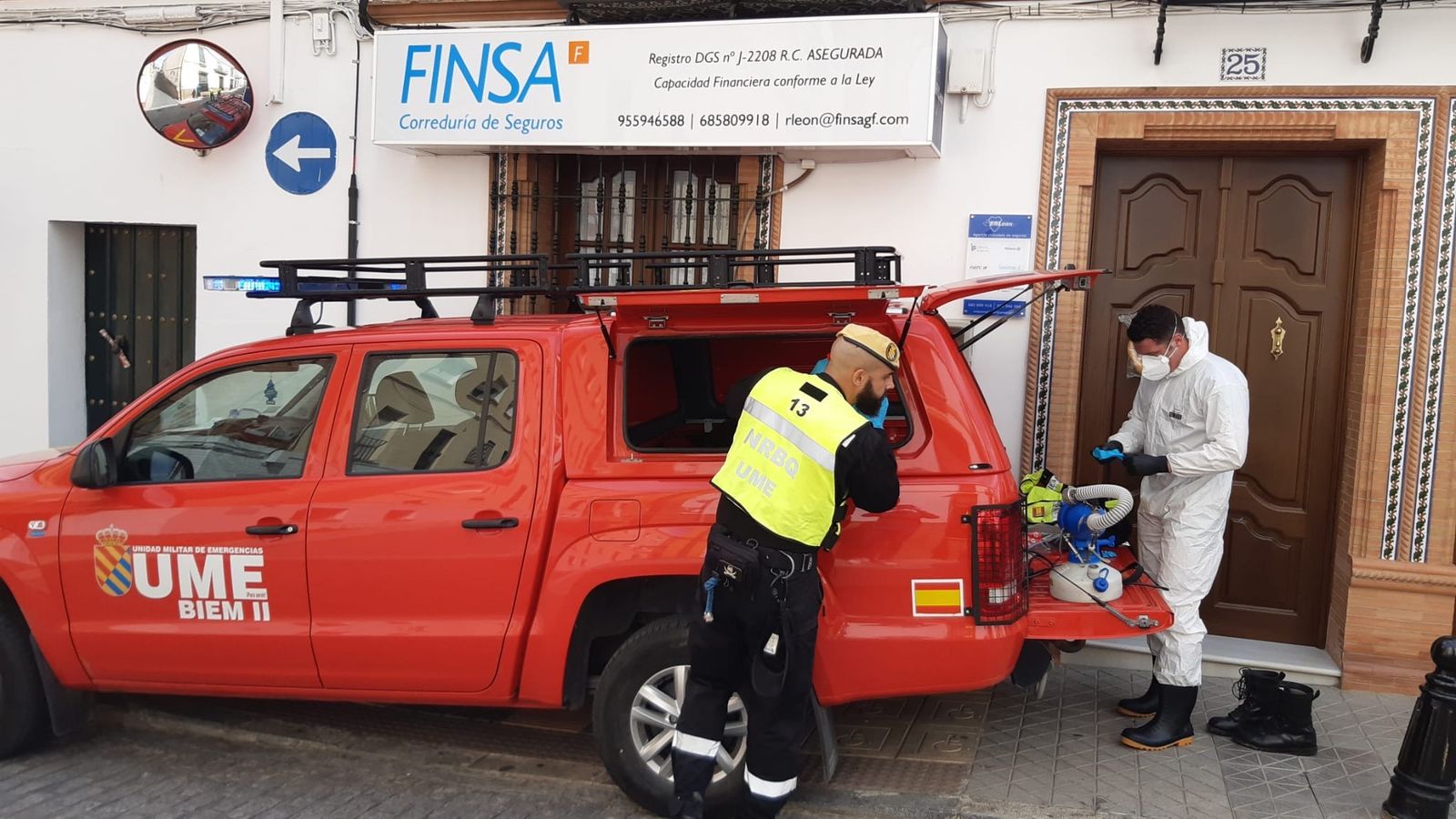 Miembros de la UME en El Viso del Alcor.