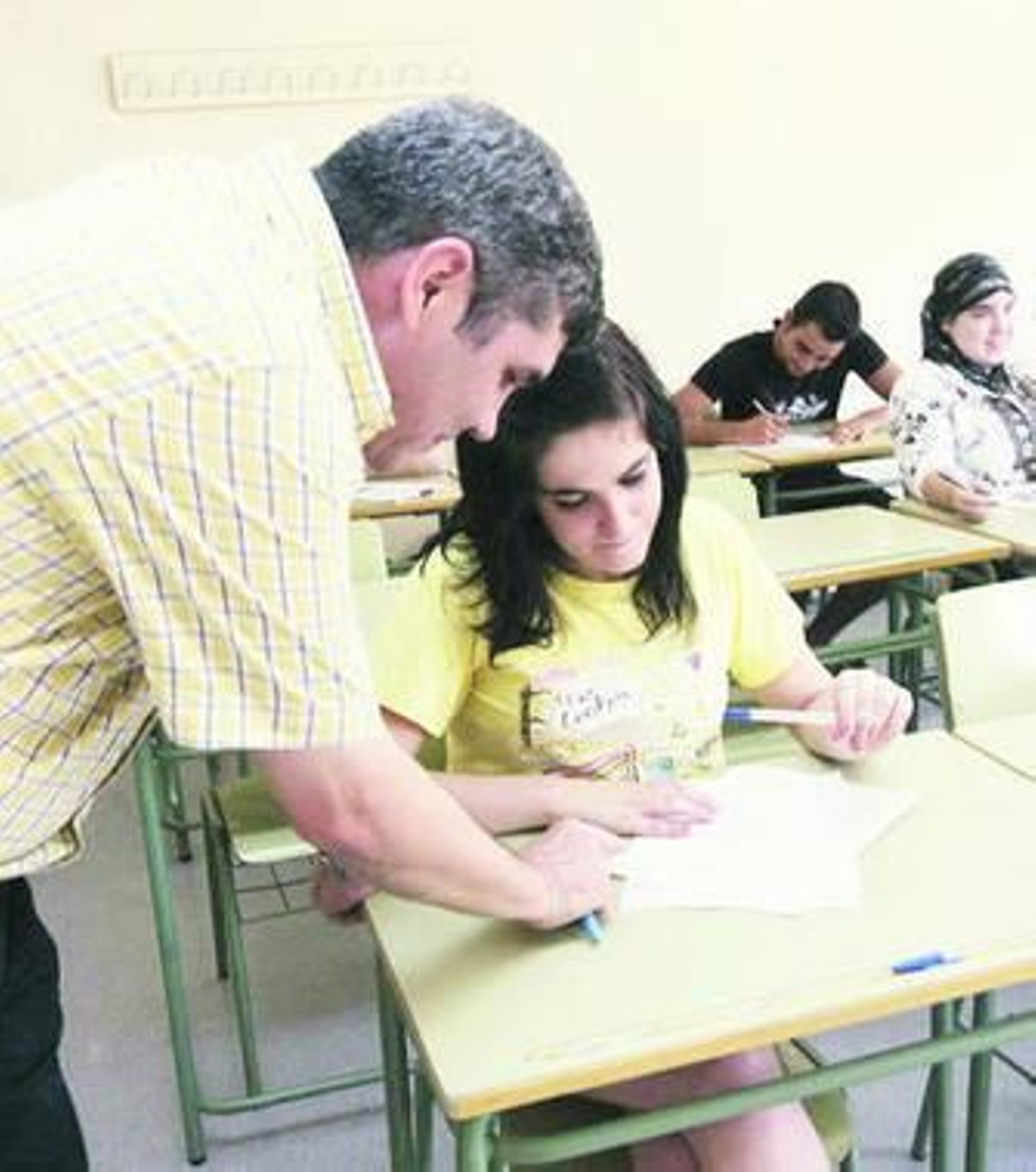 Un profesor imparte clases en un instituto. Un profesor imparte clases en un instituto.